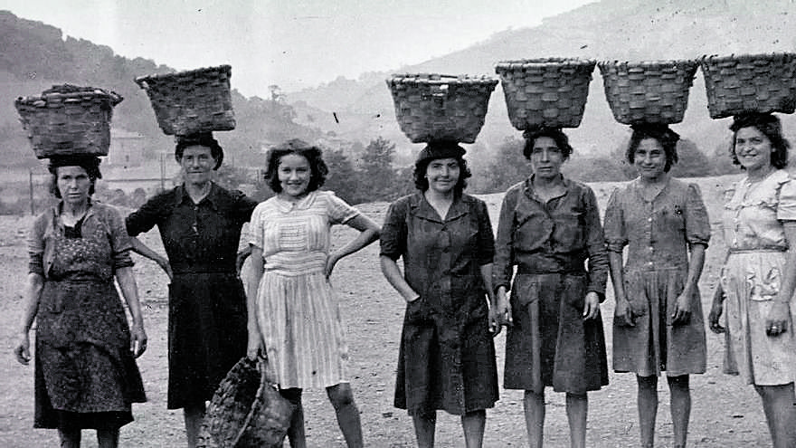 Entre los oficios que ejercieron las mujeres en las cuencas mineras estaba el de escoger carbón o venderlo por los pueblos en cestos sobre sus cabezas.
