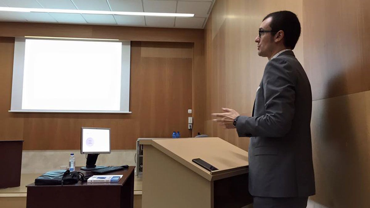 Valeriano Piñeiro Naval durante la exposición de su tesis doctoral en la Universidad de Salamanca.