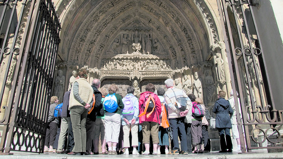 Un grupo de visitantes contempla el pórtico de la Catedral de León. | MAURICIO PEÑA