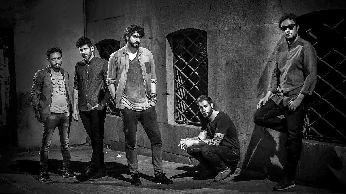 Los cinco componentes de la banda madrileña Izal. | JAVIER ROSA Los cinco componentes de la banda madrileña Izal. | JAVIER ROSA