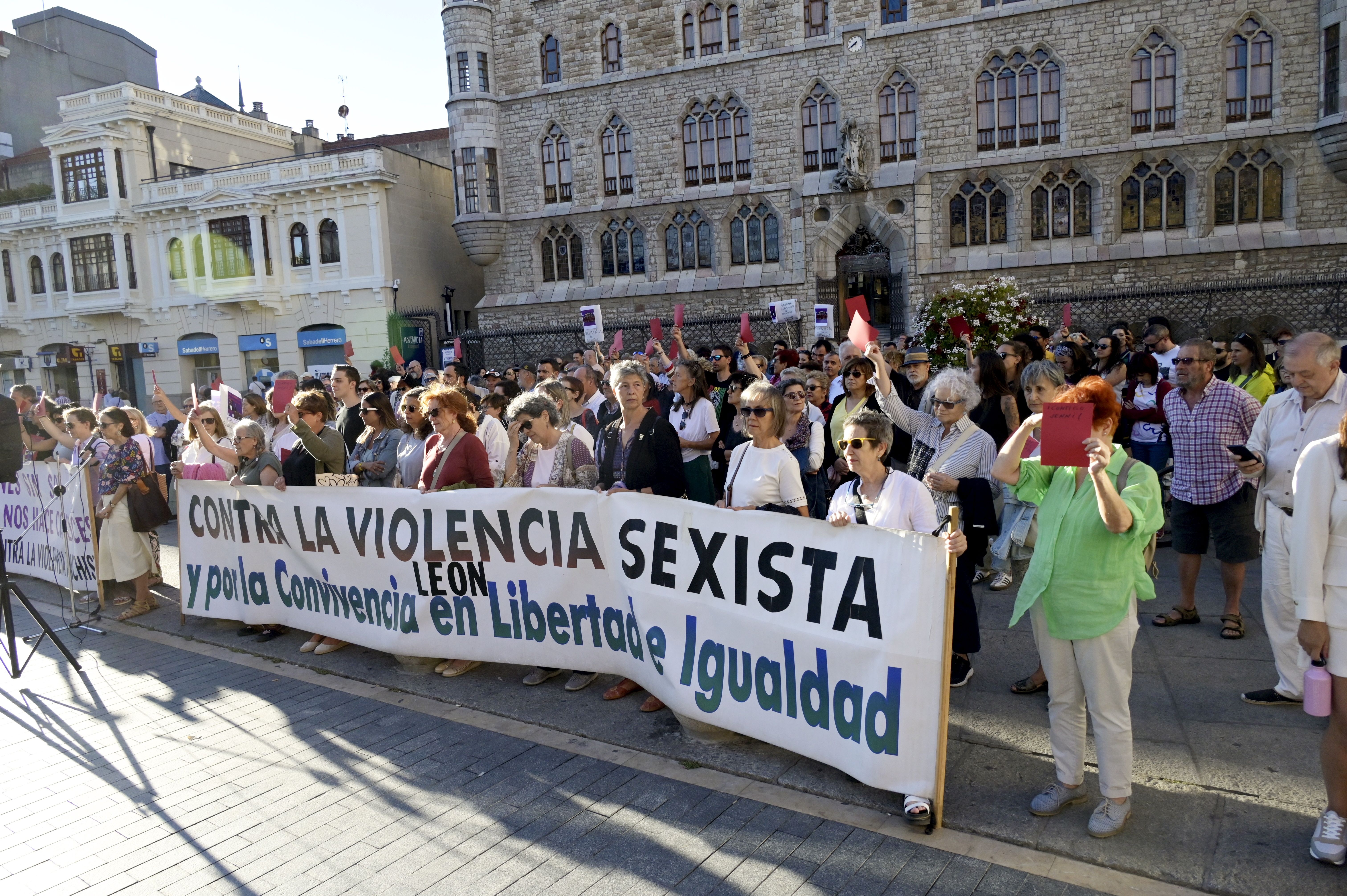 Concentración en León el pasado lunes en defensa de un deporte y una sociedad sin actitudes machistas. | MAURICIO PEÑA