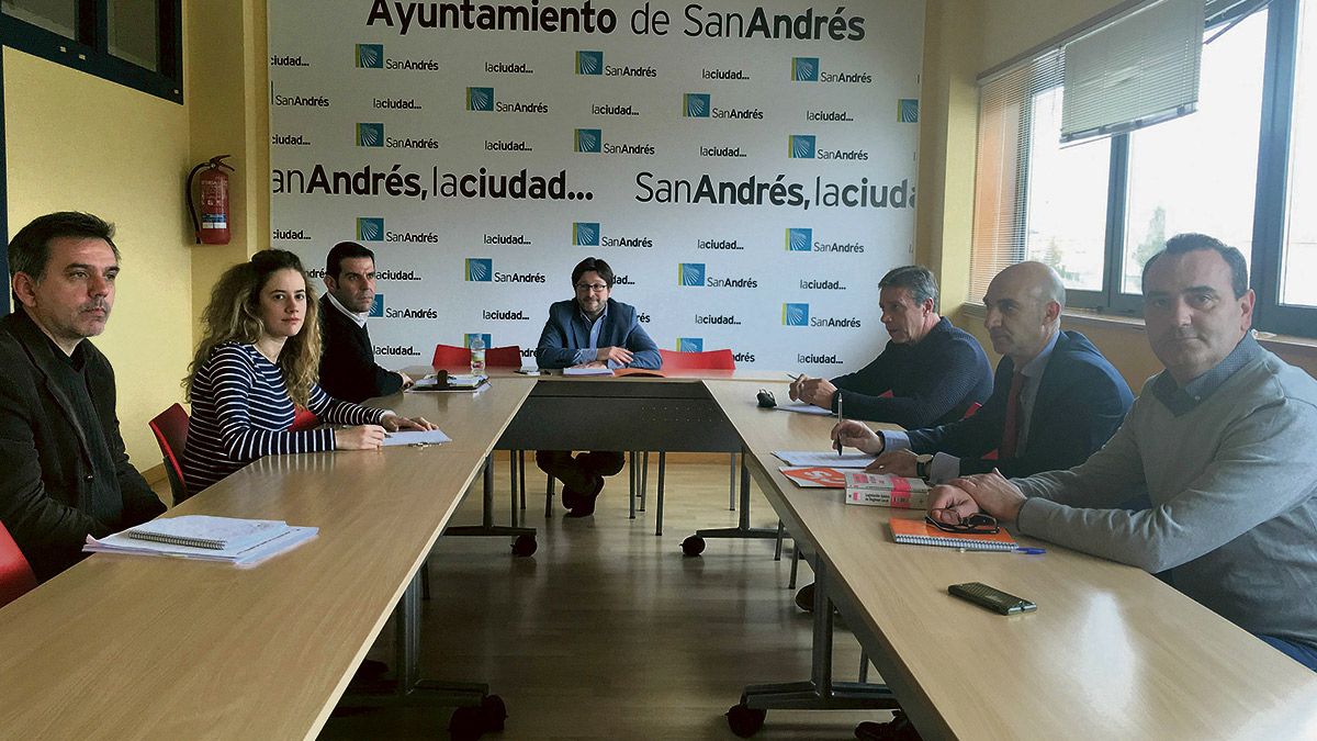 Junta de portavoces de la corporación municipal con el edil de Hacienda en el centro,Santiago Blanco. | L.N.C.