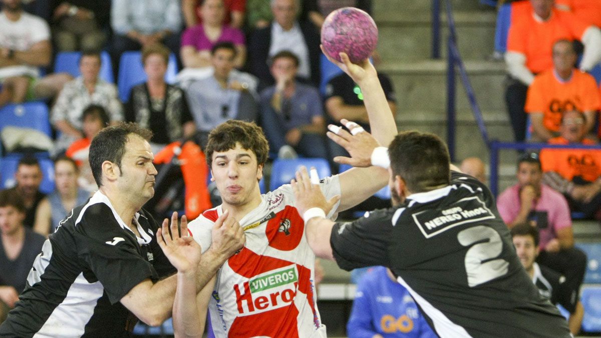 David Fernández, con la camiseta del Balonmano Nava.