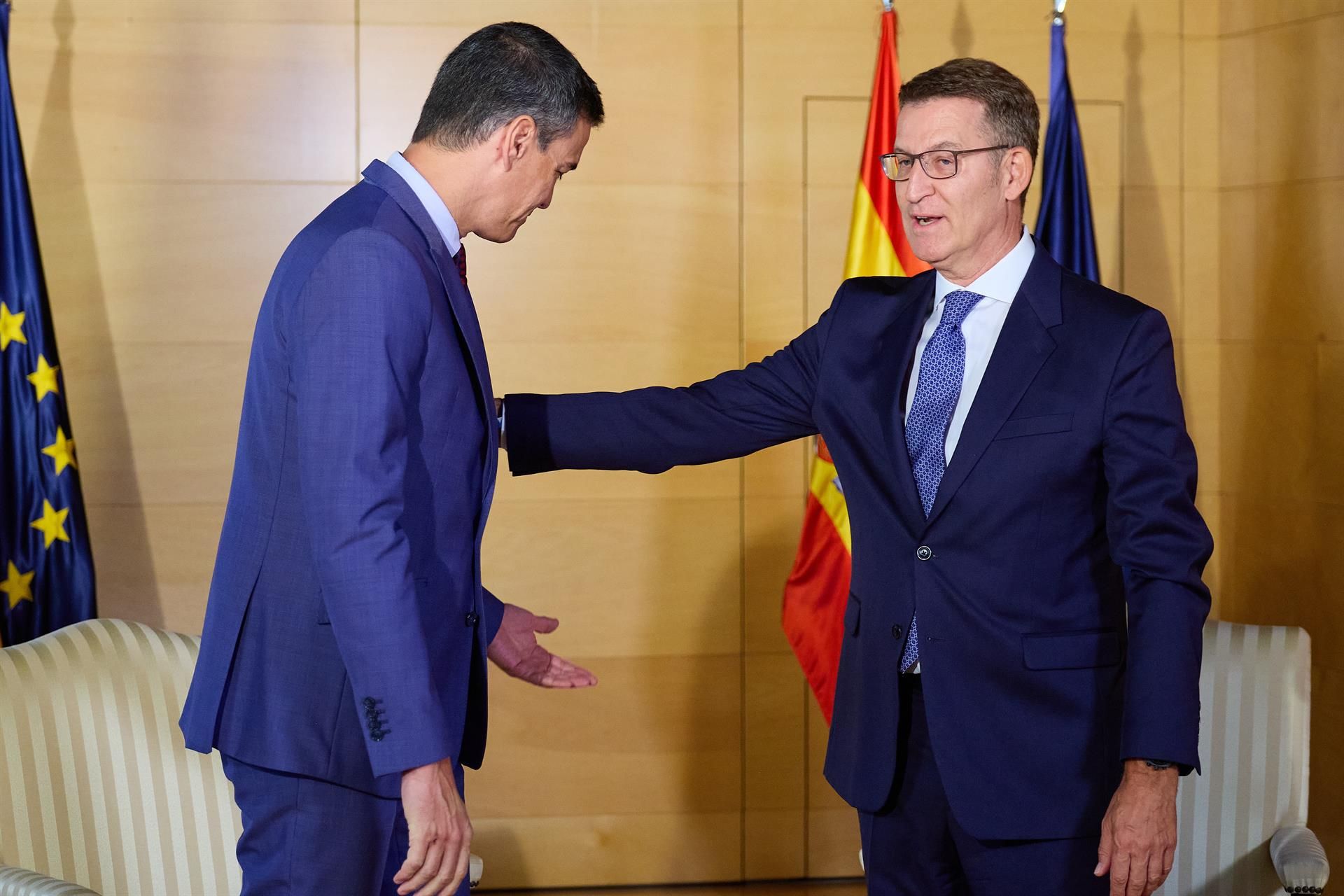 Pedro Sánchez y Alberto Núñez Feijóo se saludan al comienzo de la reunión de este miércoles. | EP