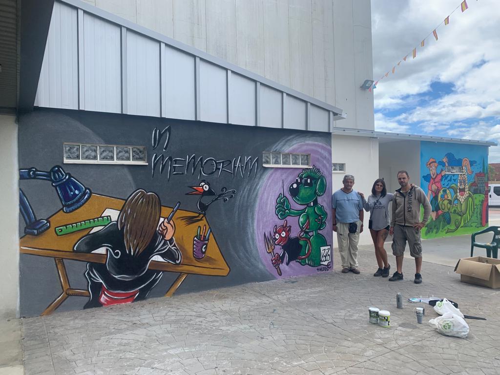 Los hijos de Lolo con el mural recién terminado. | L.N.C.