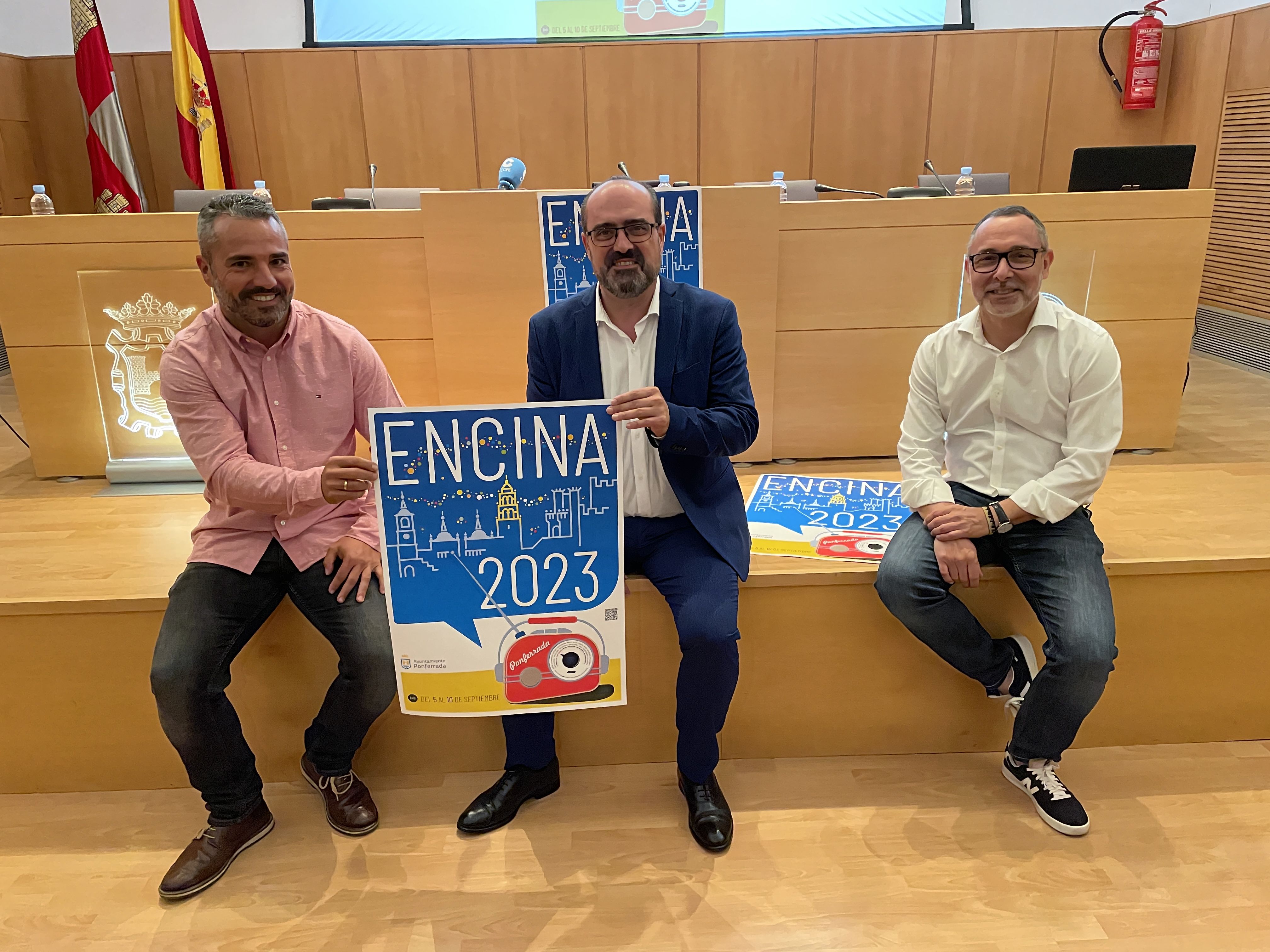 Los concejales David Pacios (i) y Carlos Cortina (d) presentan el cartel con el alcalde Marco Morala (centro). | Javier Fernández