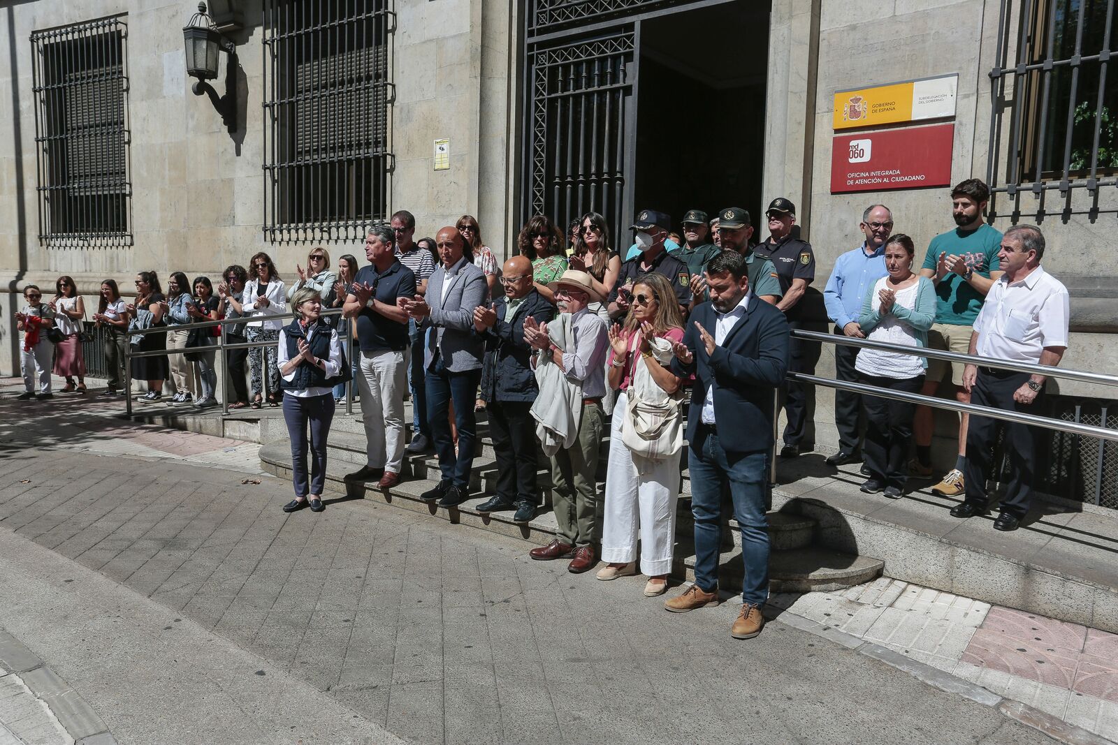 Varios miembros de las instituciones leonesas han participado en el minuto de silencio. | CAMPILLO (ICAL)