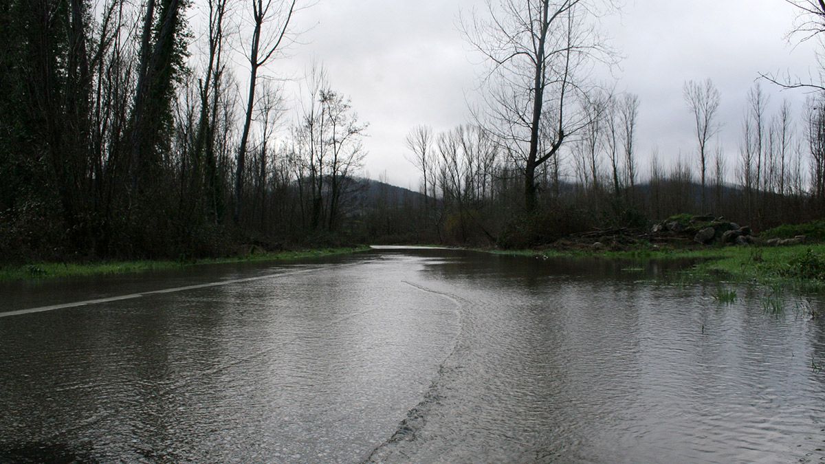 Las lluvias ya han afectado este jueves al Bierzo. | CÉSAR SÁNCHEZ (ICAL)