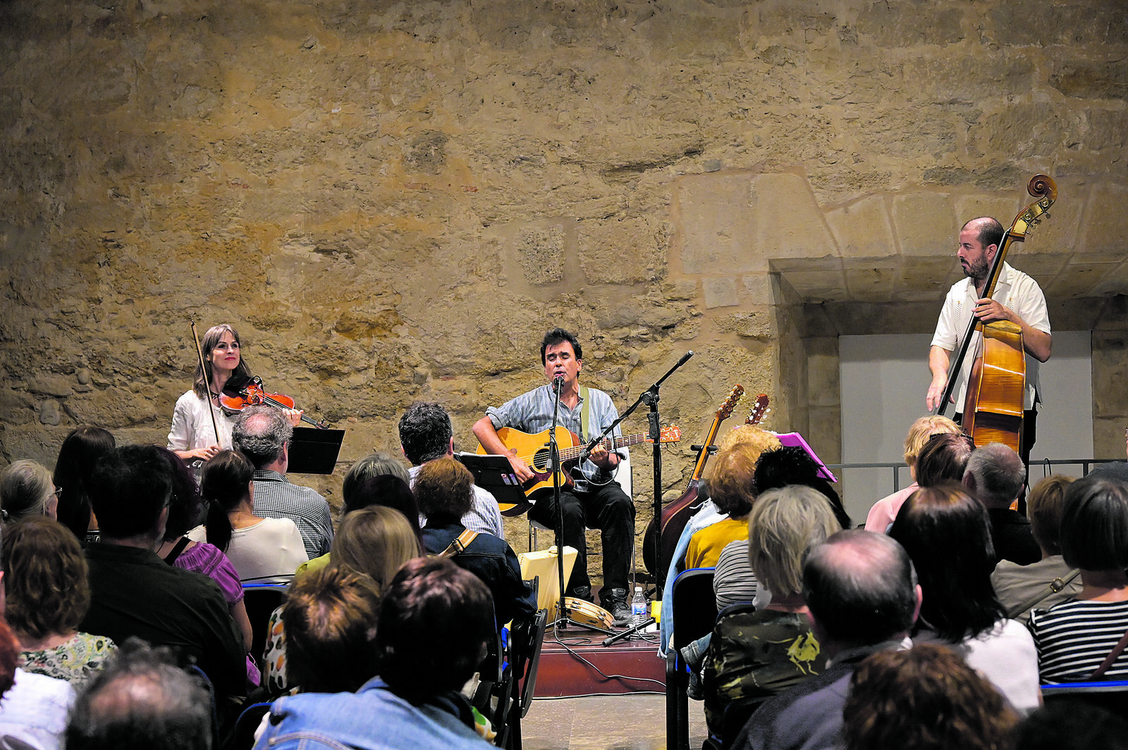 Jesús Parra encabezó el proyecto ‘El hombre folkíbero sefardí trío’ que tuvo lugar este miércoles en el interior del Palacio del Conde Luna. | MAURICIO PEÑA