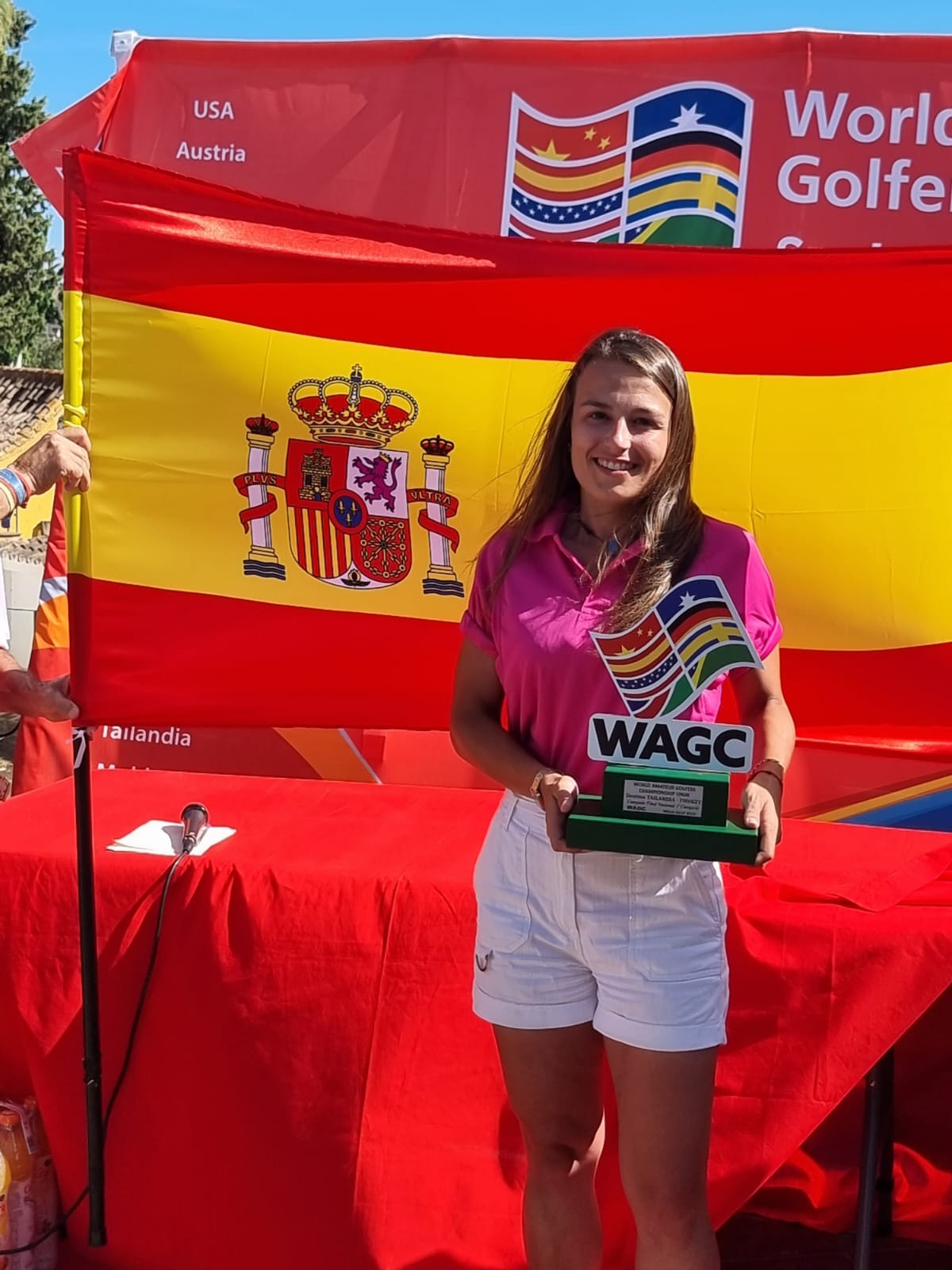 Emma Méndez posando con el premio | CGB