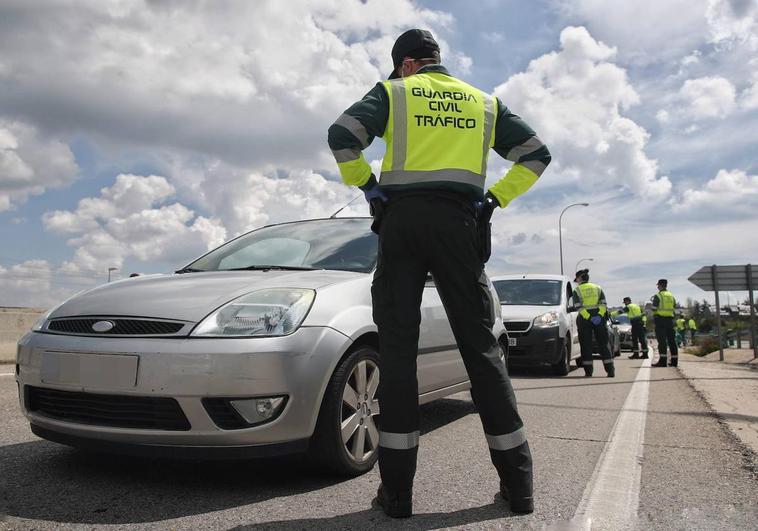 Un control de la Guardia Civil de Tráfico en una imagen de archivo. | EP