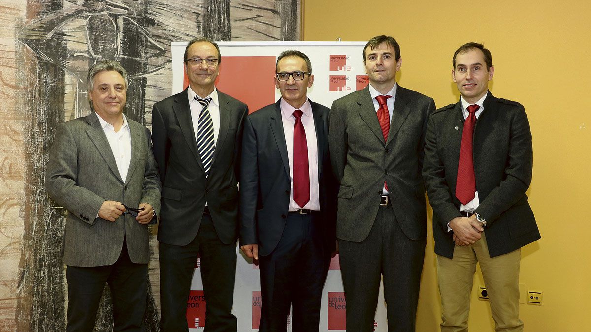 Francisco V. Martínez (centro) con el co-director y miembros del tribunal.