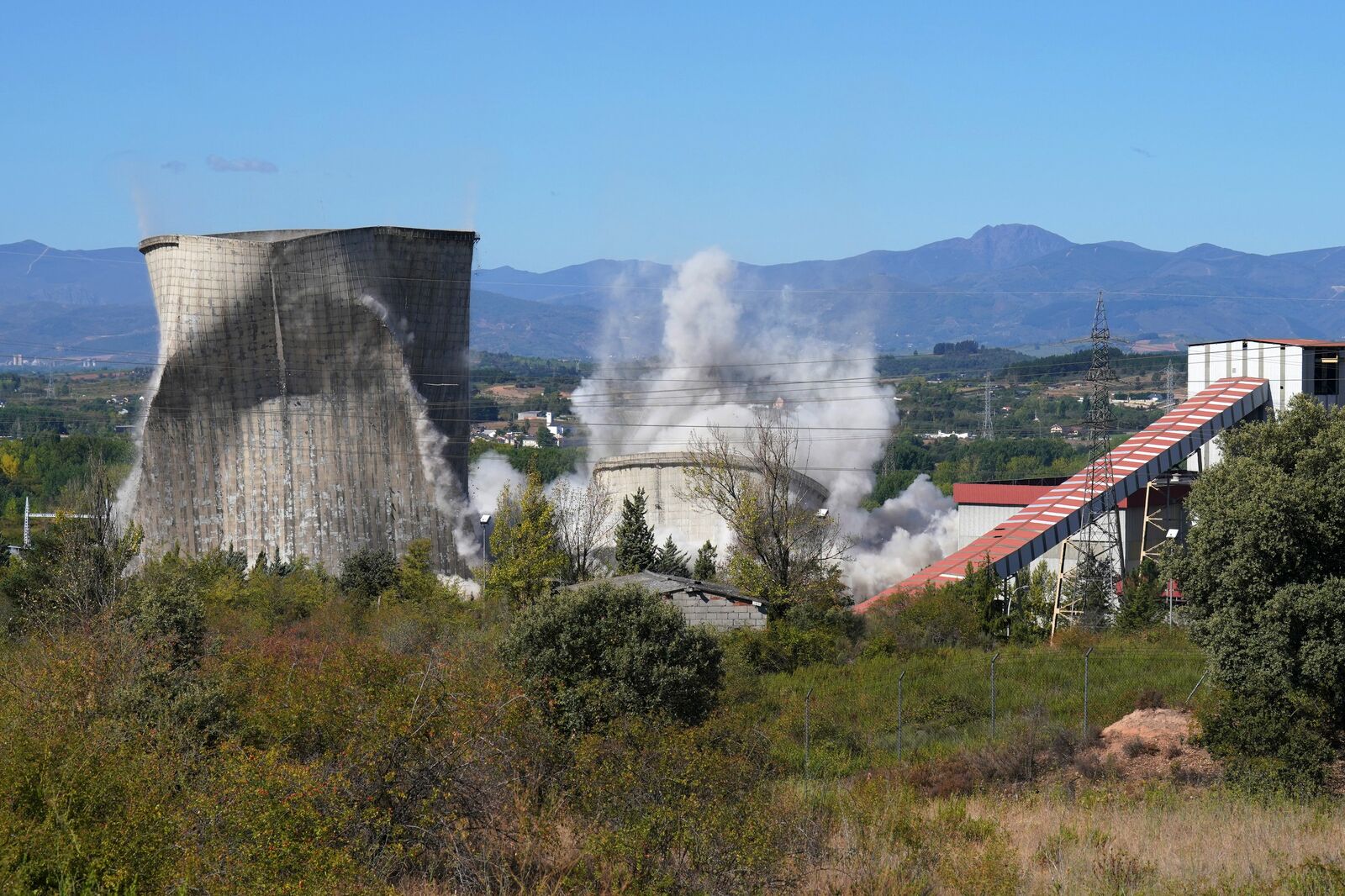 Momentos de la voladura que segó las torres. 