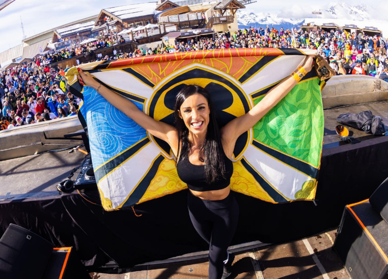 B Jones en el escenario del Tomorrowland Winter. | @TOMORROWLANDWINTER