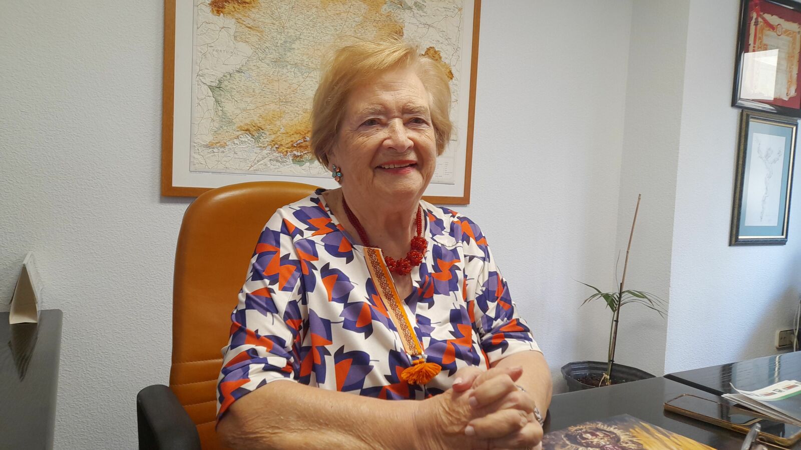 Yolanda Ordás en su despacho de Onda Bierzo, donde sigue haciendo radio. | MAR IGLESIAS