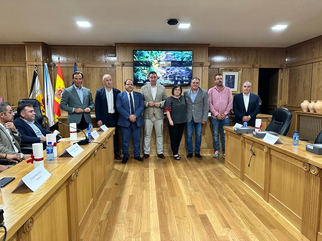 La firma del hermanamiento se ha realizado en Xinzo de Limia (Ourense). | L.N.C.