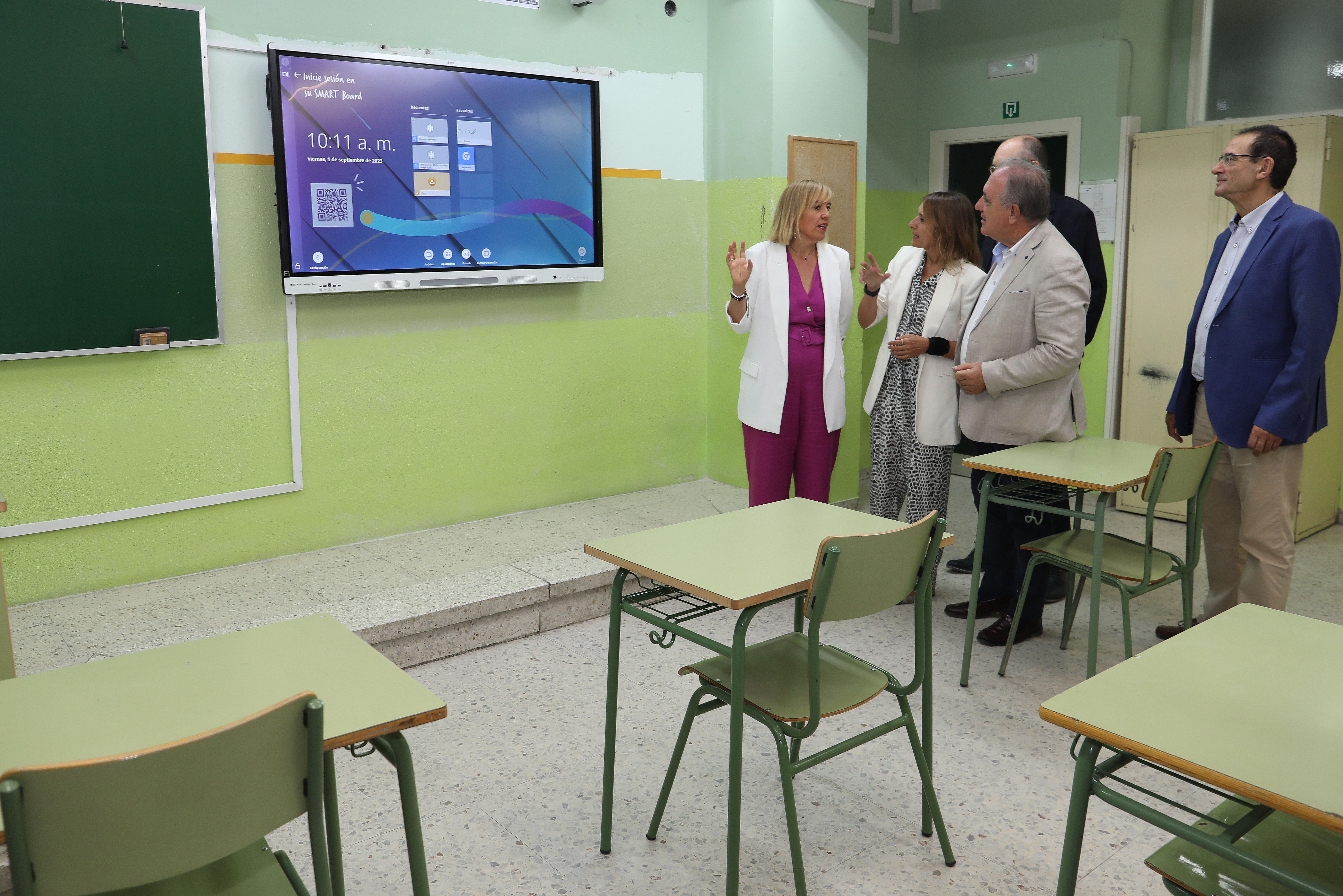 La consejera de Educación, Rocío Lucas, ha visitado este viernes el IES Victorio Macho de Palencia. | BRÁGIMO (ICAL)