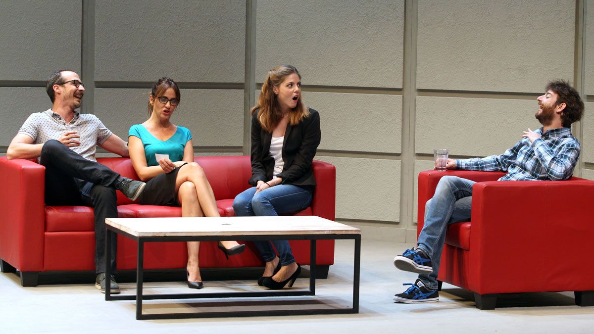 ‘Bajo terapia’, que este viernes llega al Teatro Bergidum de Ponferrada, aborda los conflictos que sufren tres parejas que acuden a terapia para tratarse de sus propios conflictos. ‘Bajo terapia’, que este viernes llega al Teatro Bergidum de Ponferrada, aborda los conflictos que sufren tres parejas que acuden a terapia para tratarse de sus propios conflictos.