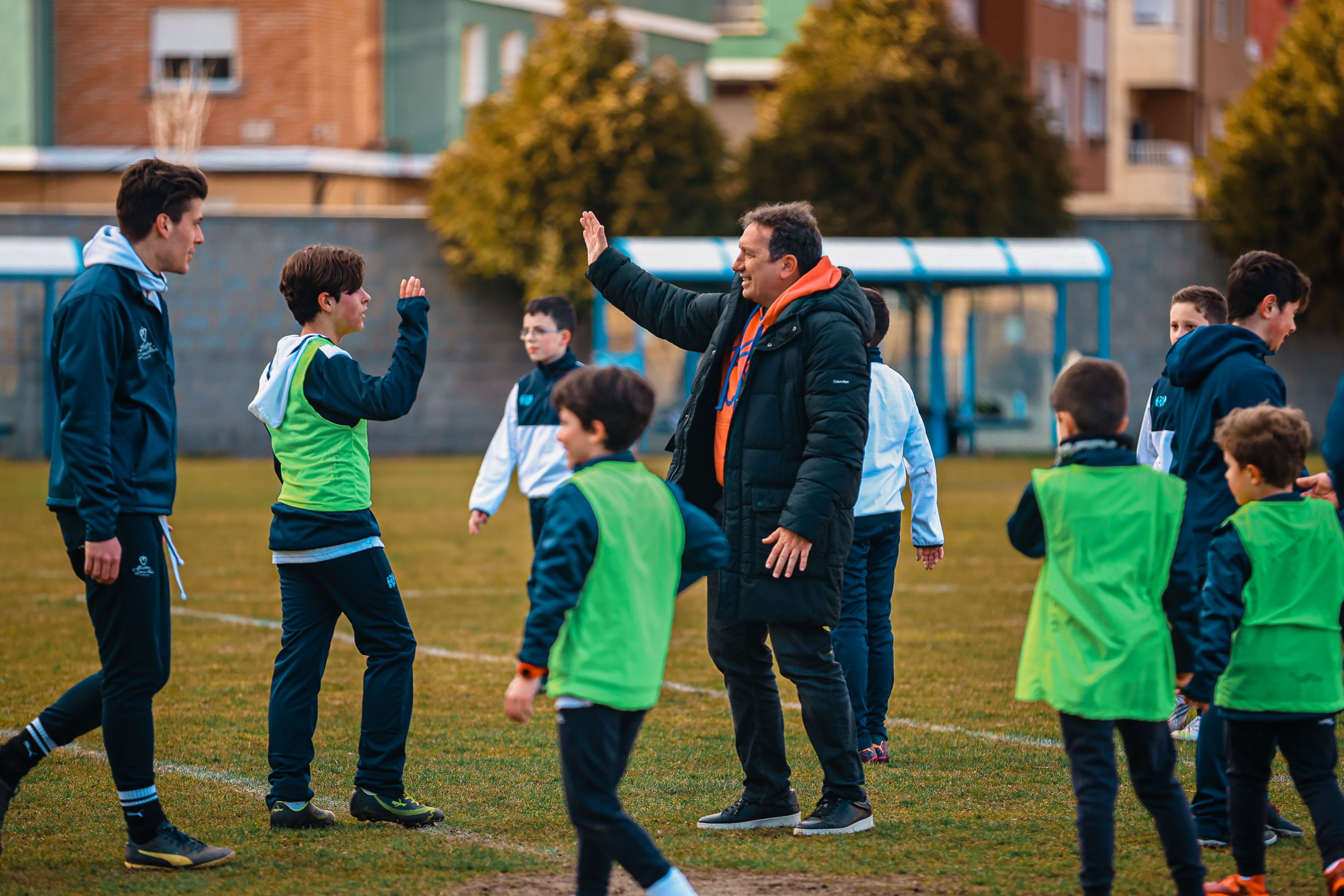 Eusébio Sacristán disfrutando con los niños de la escuela | LNC