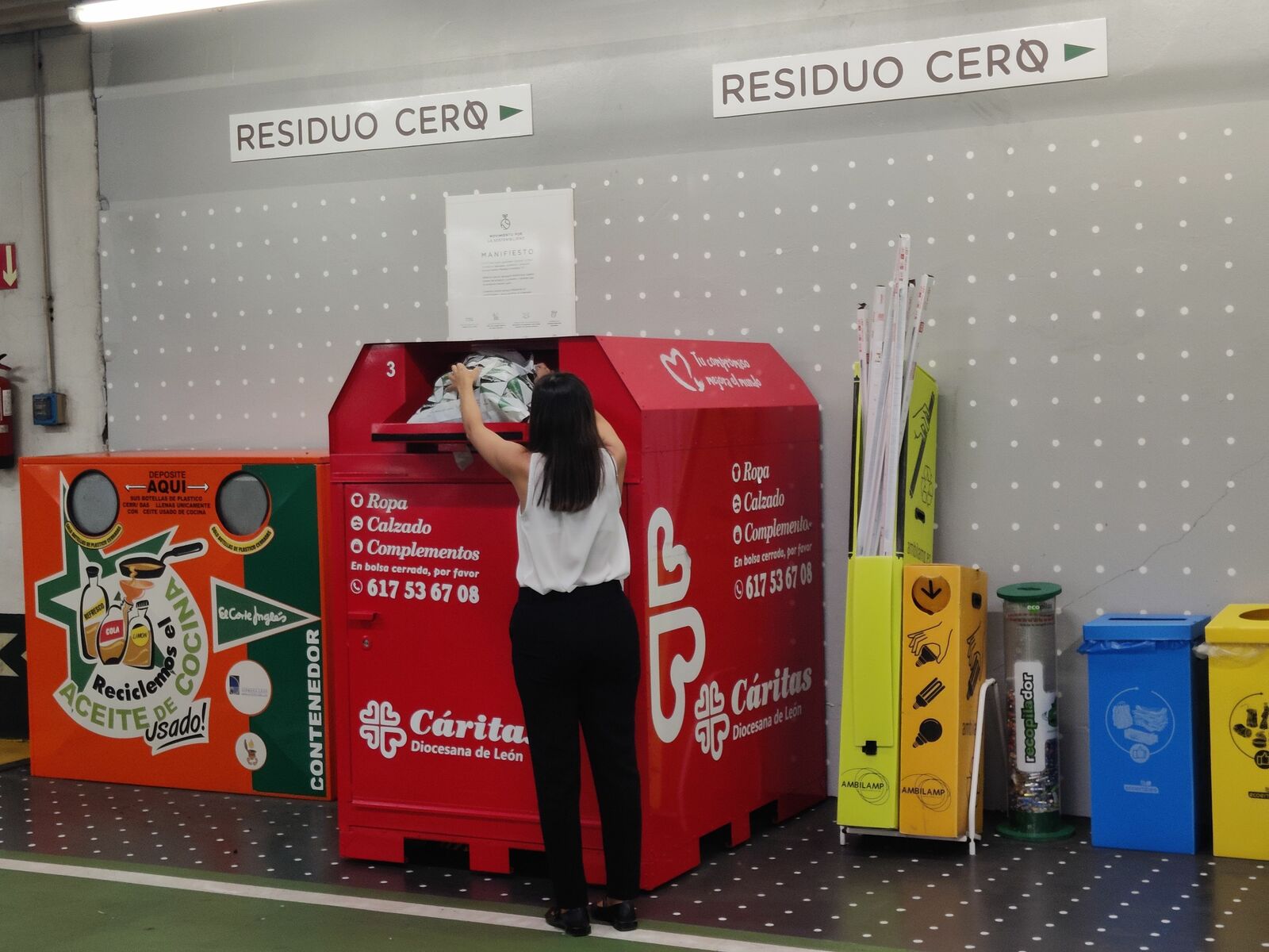 Punto limpio en el parking de El Corte Inglés de León. | L.N.C.