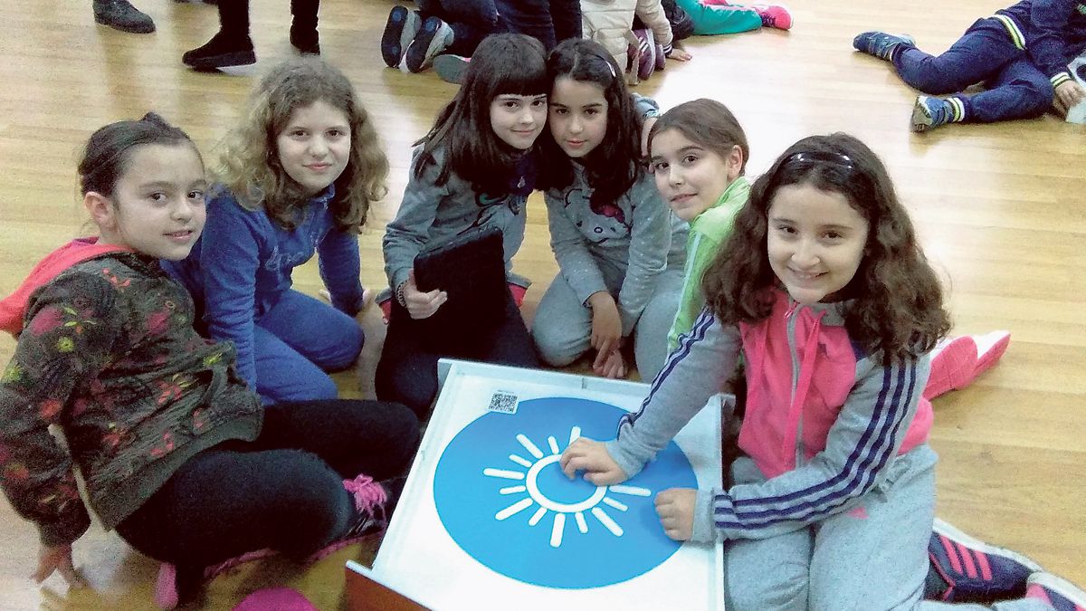 Un grupo de niñas del colegio Campo de la Cruz, con unos juegos sobre energía.