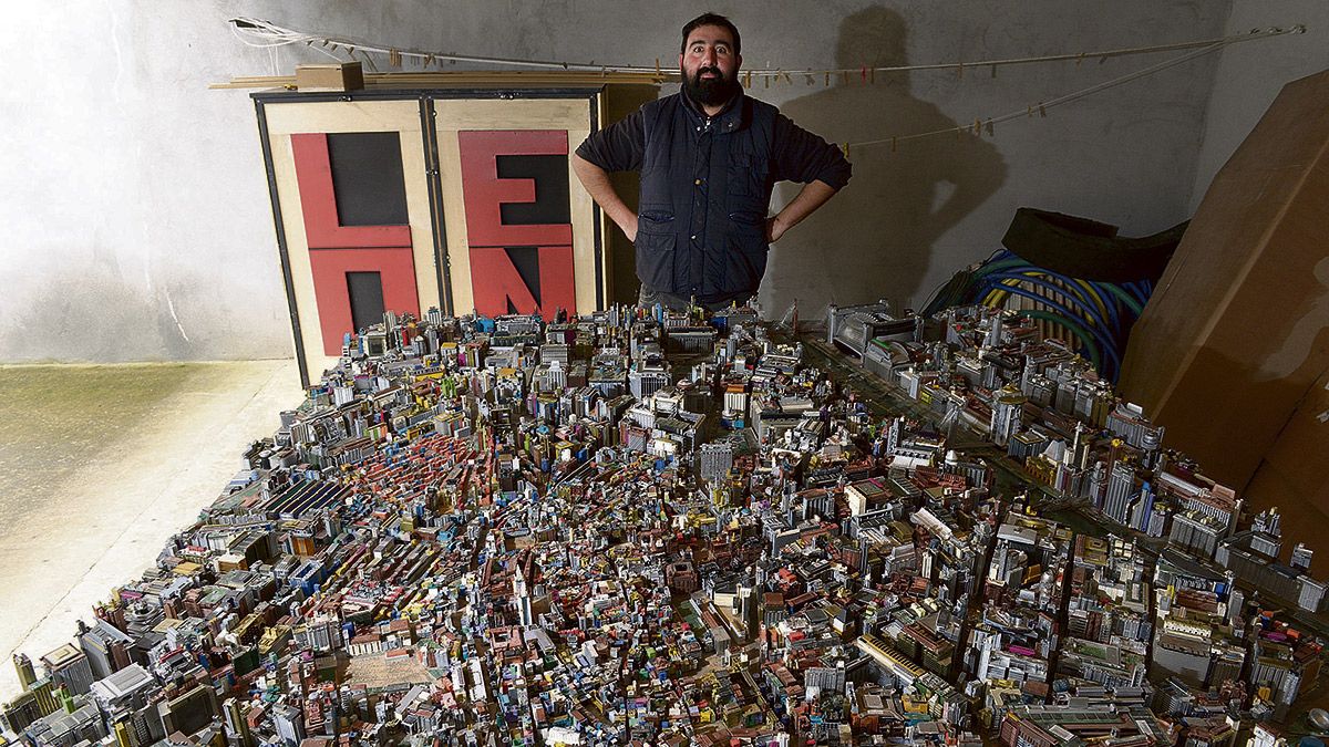 León, "ya sé que no he sido muy original" reconoce, es la maqueta de la ciudad que pronto podrá verse en una nueva exposición del ILC. | MAURICIO PEÑA