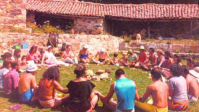 Una imagen de la presencia del movimiento Rainbow en Genicera en 1987, un hecho al que David Llamazares cree que habría que dar más relevancia.