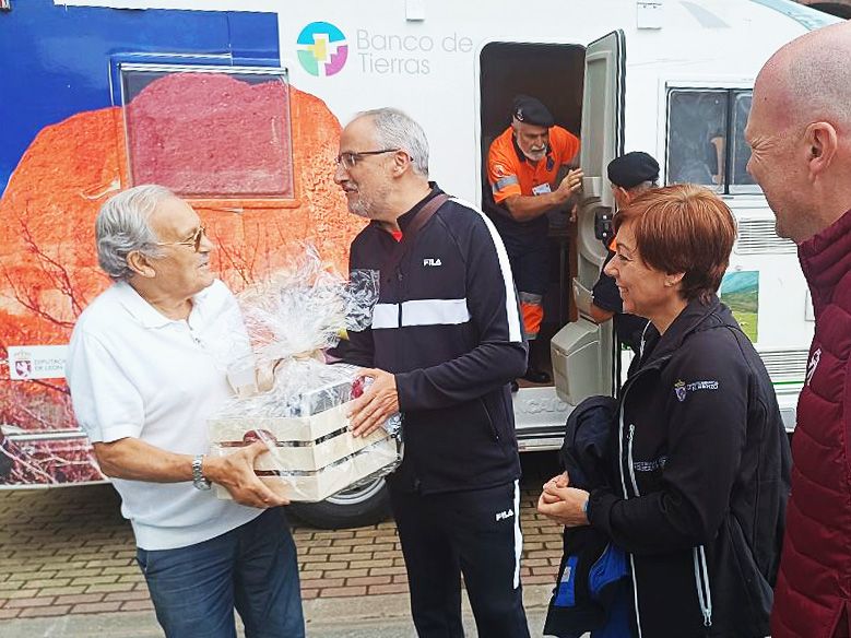 José Luis Prada recibe un homenaje de la Ruta por la Calidad de El Bierzo. | L.N.C.