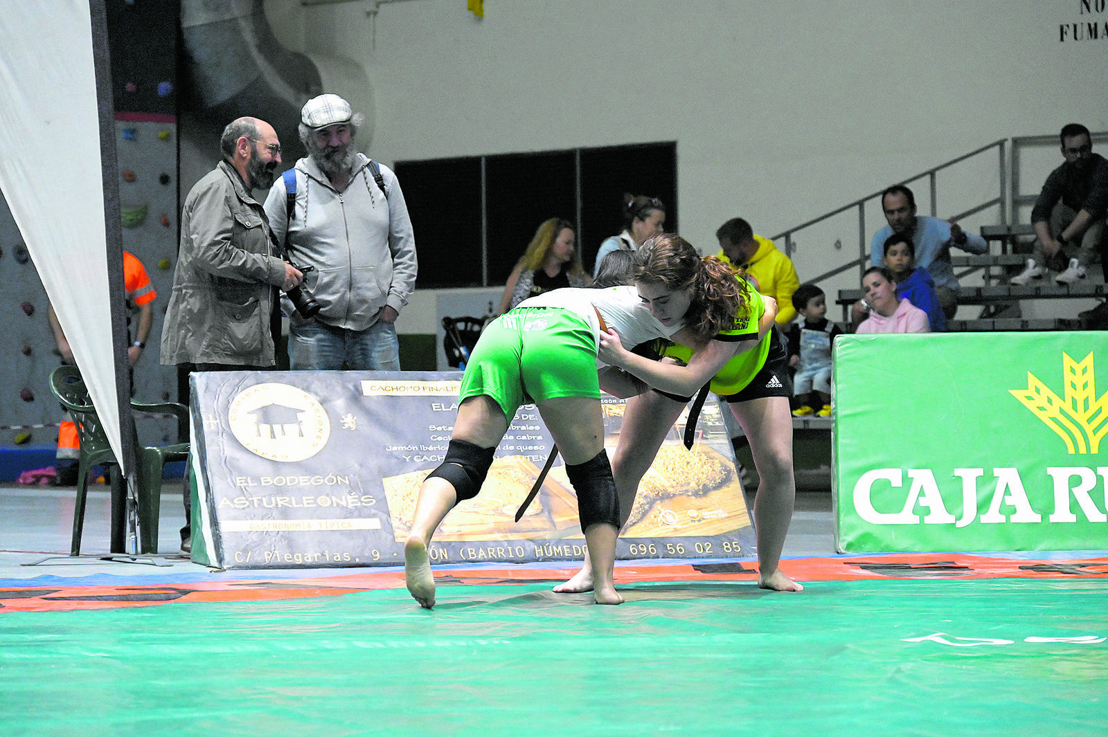 Bea Riaño y Sandra López, ayer en la final femenina de ligeros. | SAÚL ARÉN