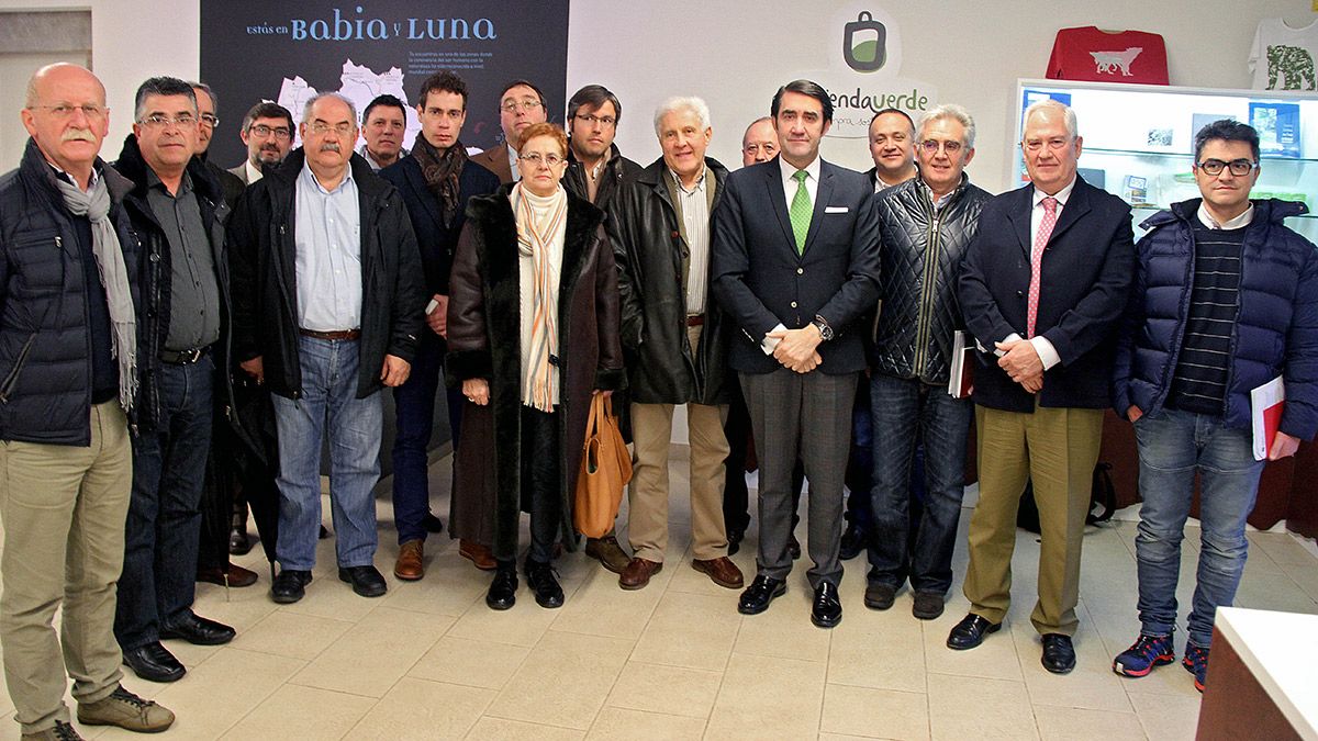 El consejero de Fomento y Medio Ambiente, Juan Carlos Suárez-Quiñones (5º-I), se reúne con los alcaldes de reservas de la biosfera. | ICAL