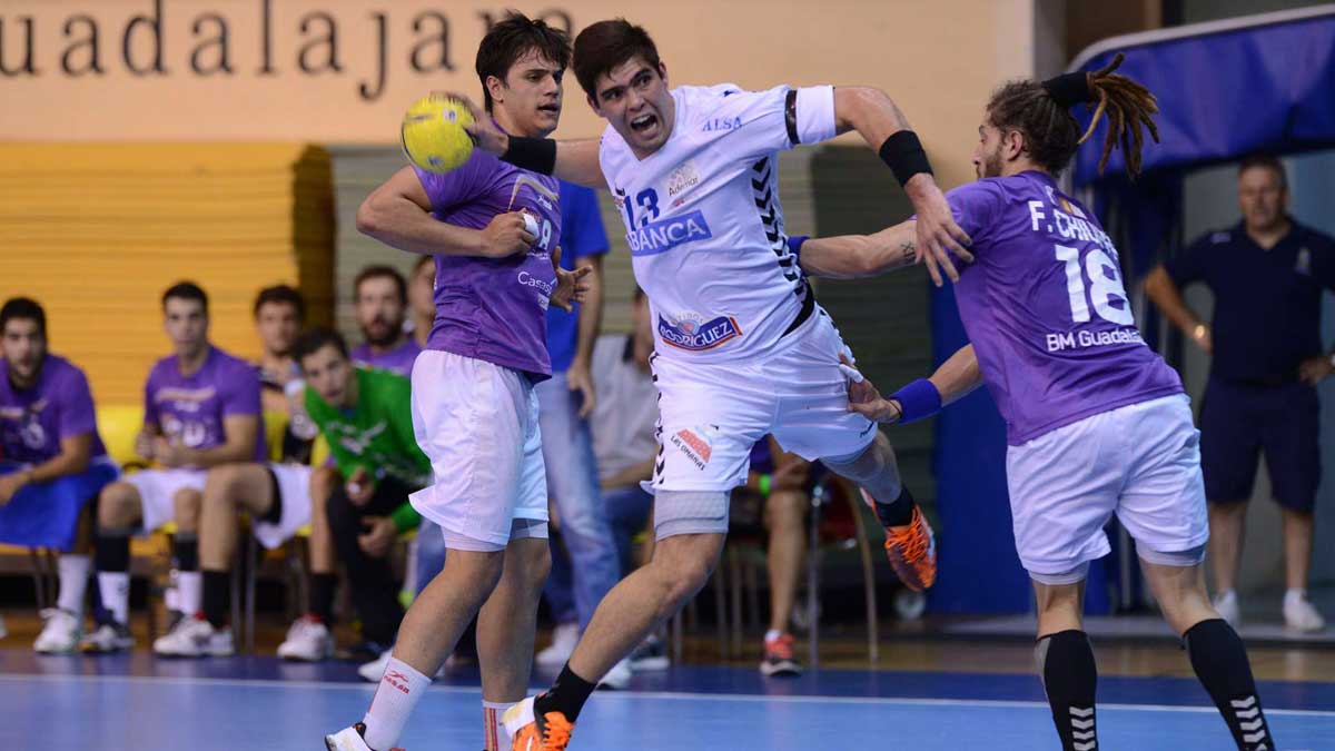 Leo Santos lanza a portería en el partido de ida en Guadalajara. | JAVIER QUINTANA