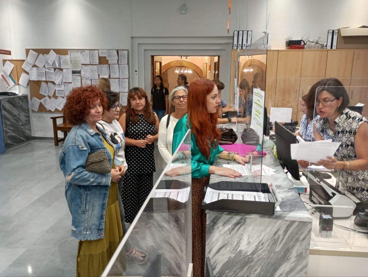Lorena González junto a asociaciones feministas en el Ayuntamiento de Ponferrada.