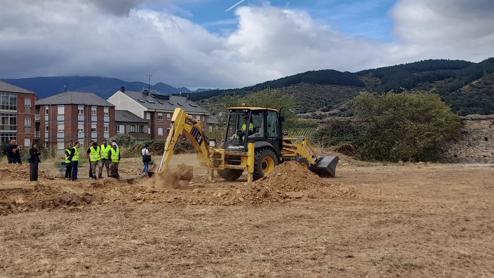 Trabajos iniciales de la exhumación que concluirán a finales de mes. | MAR IGLESIAS