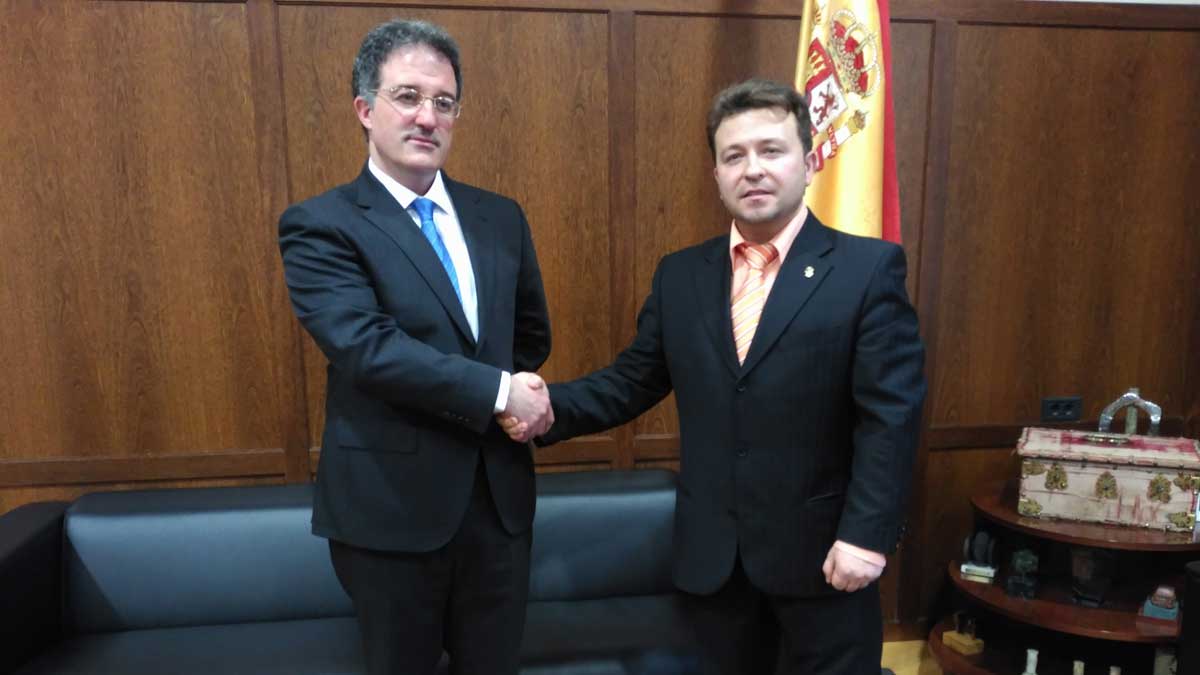 El alcalde, Arsenio García, y el concejal Pablo Peyuca. | P.F.