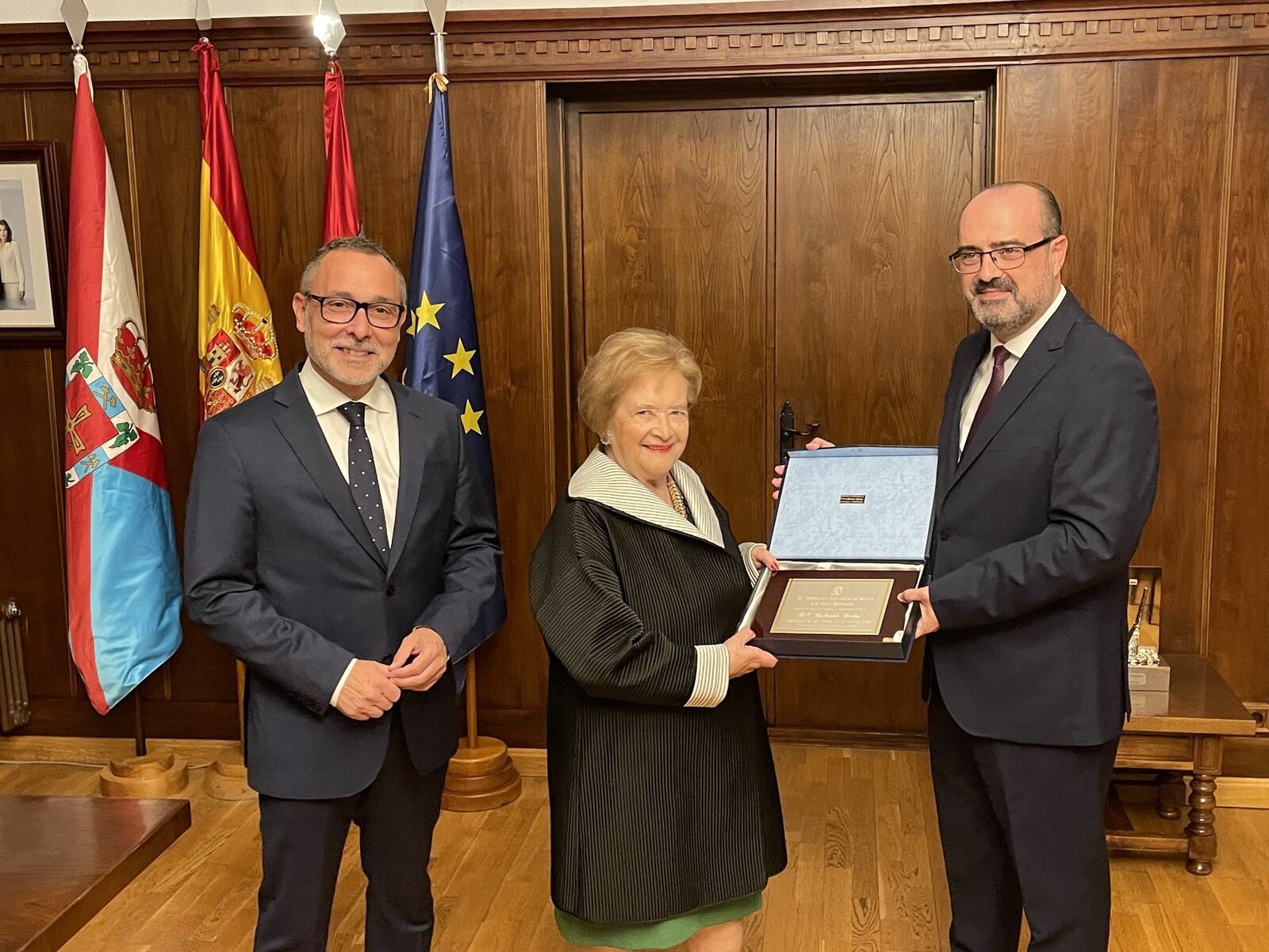 Yolanda Ordás recibiendo una placa conmemorativo antes de oficiar el pregón. | JAVIER FERNÁNDEZ