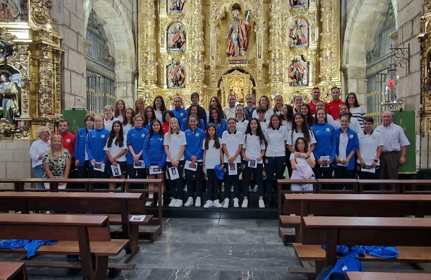 Ofrenda floral del CD Olimpico de Léon en la parroquia de San Marcelo | CDO