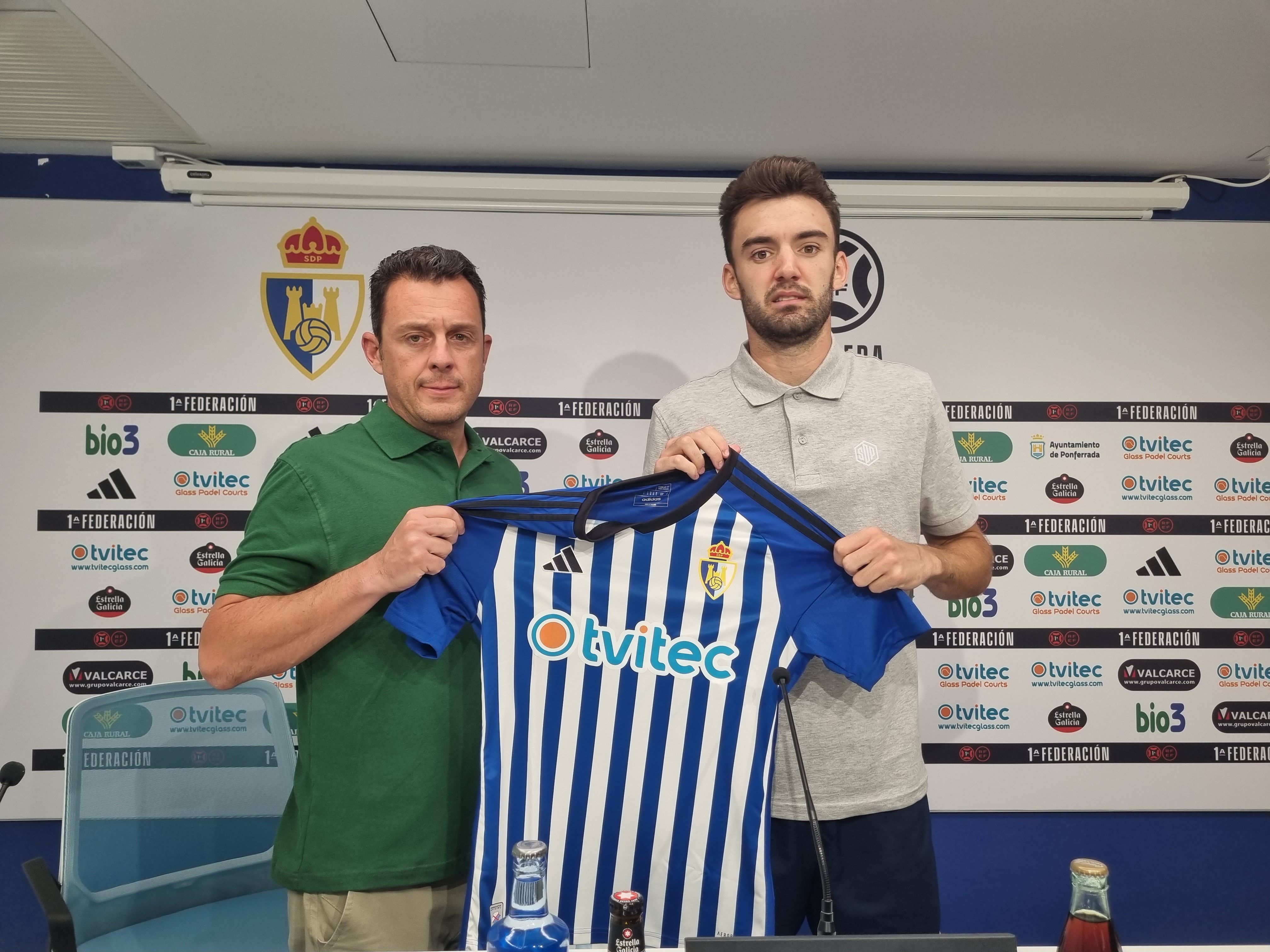 Andoni López posando con la camiseta de la Deportiva | LNC