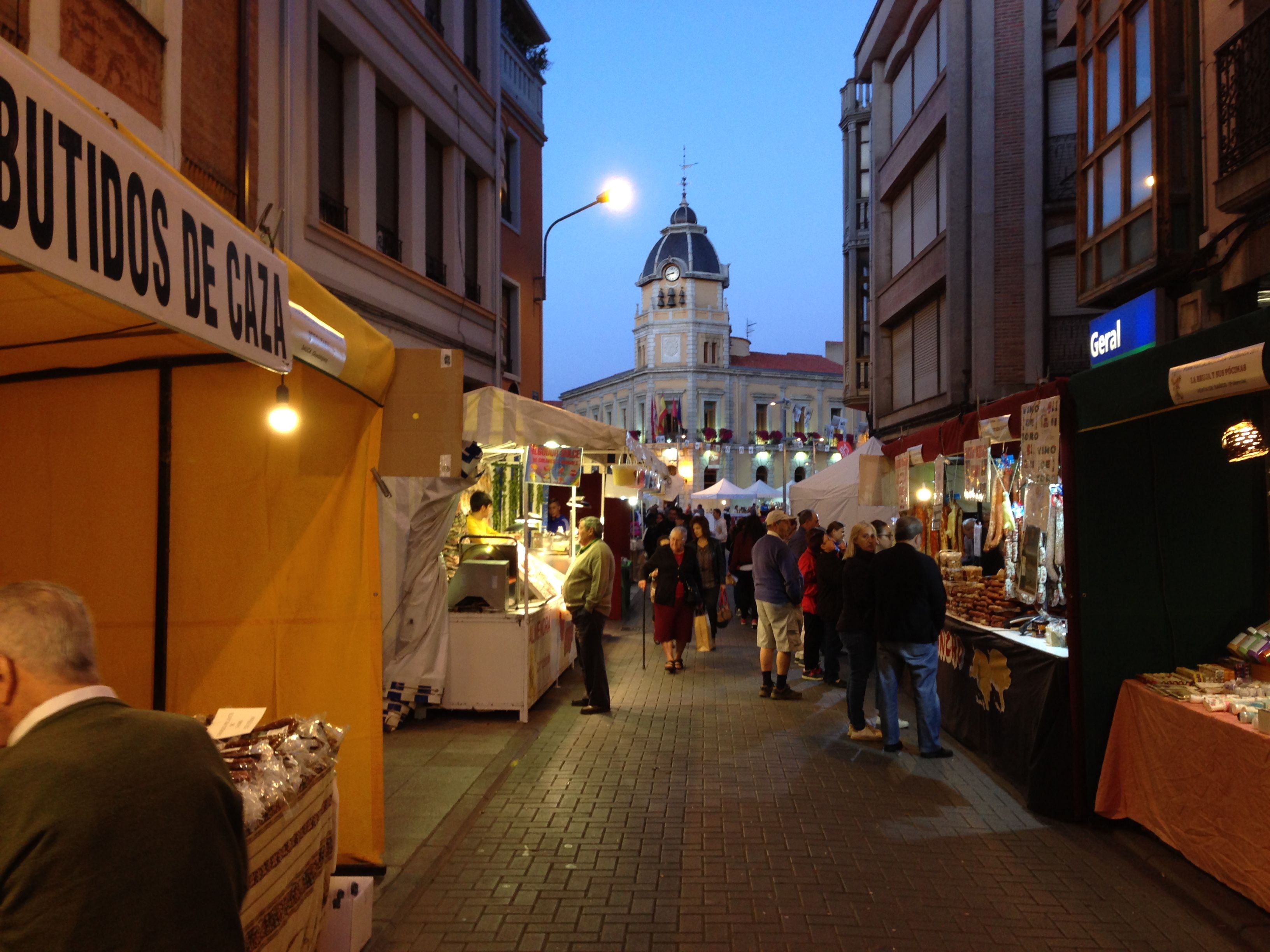 La Feria Agroalimentaria se celebra en la Plaza Mayor de La Bañeza. | ABAJO