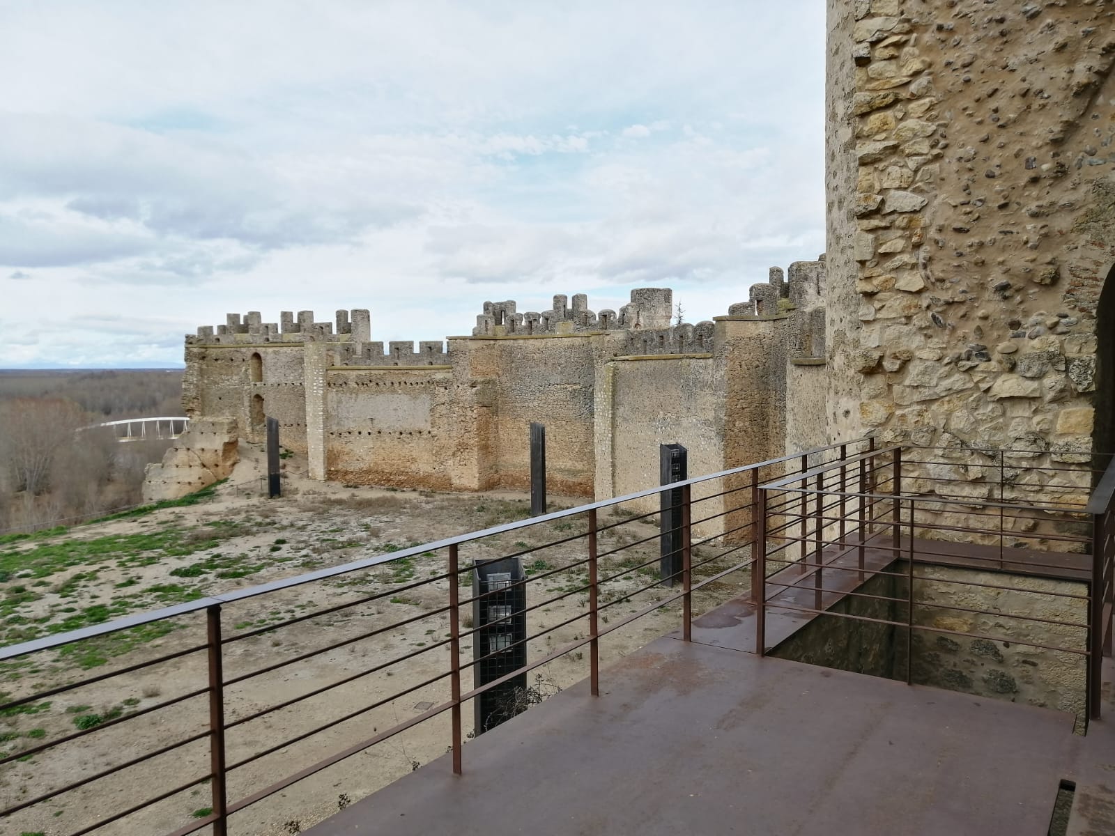 El exterior del Castillo de Valencia de Don Juan desde su centro museístico. | L.N.C.