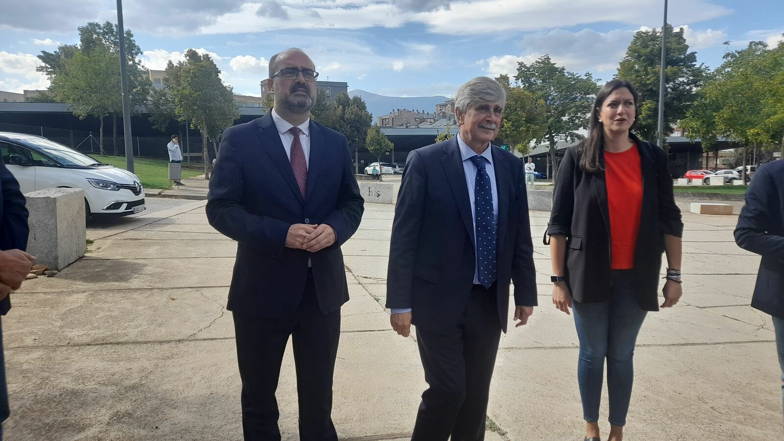 El alcalde de Ponferrada y el rector de la ULE en la inauguración de una escultura en el campus. | MAR IGLESIAS