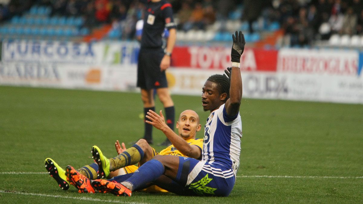 Jebor se lamenta tras sufrir un agarrón de un jugador del Alcorcón. | CÉSAR SÁNCHEZ
