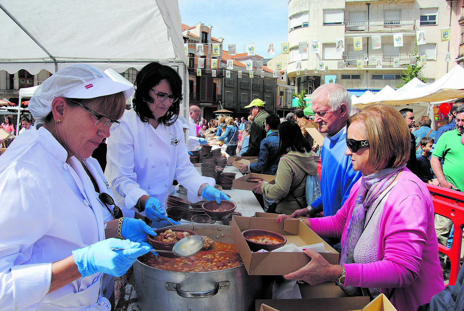 La alubia volverá a ser el plato estrella de la fiesta este domingo en La Bañeza. | ABAJO 