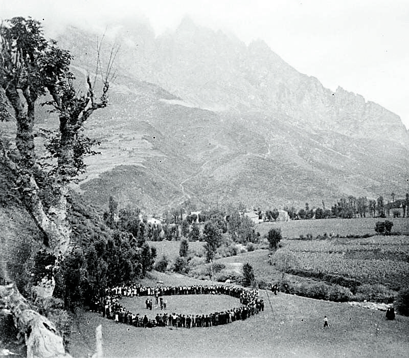 Imagen de un corro antiguo en Posada de Valdeón, donde este viernes regresa nuevamente la lucha leonesa (17.30 h.)