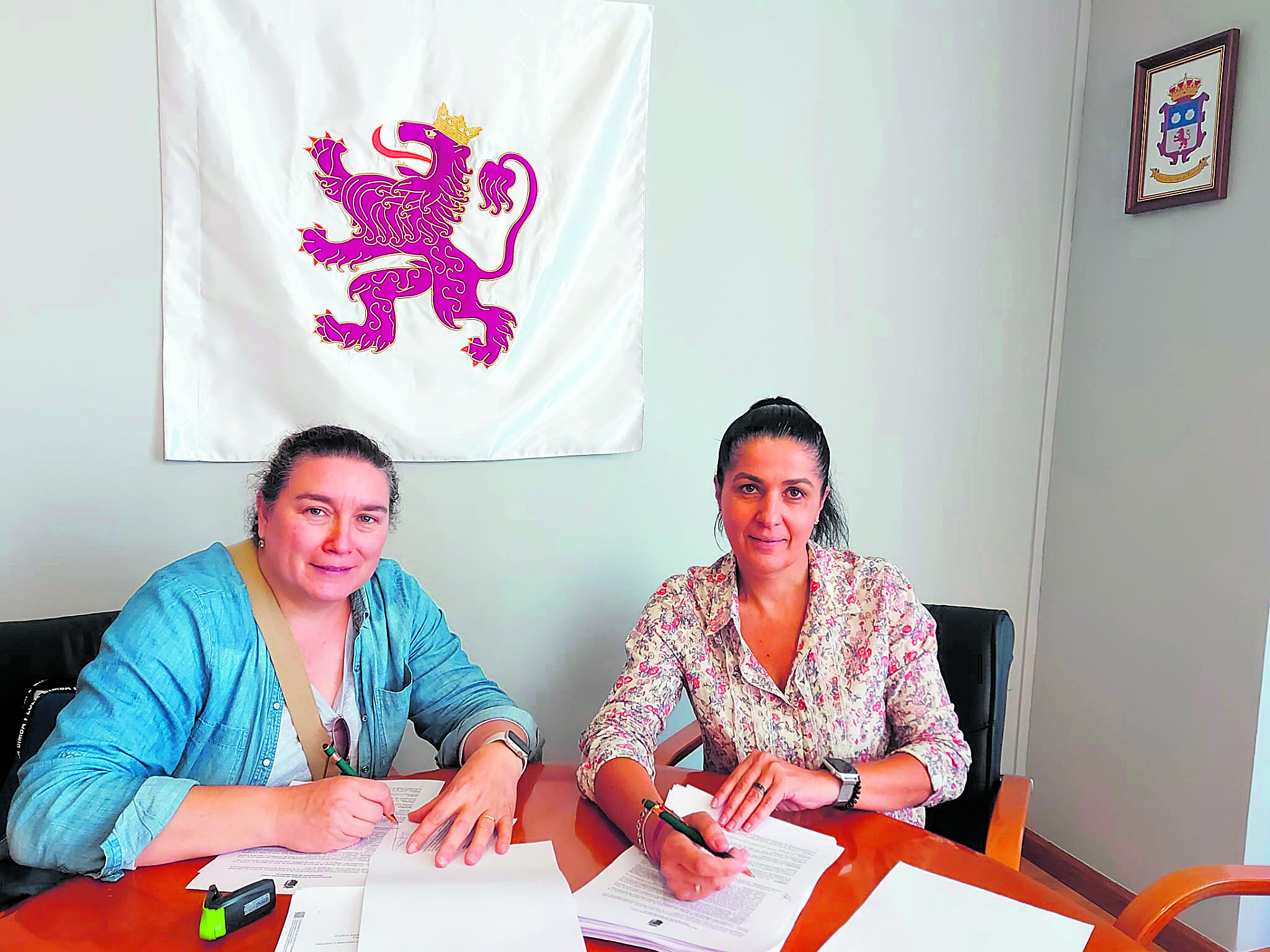 El contrato se oficializó con la firma de la alcaldesa, Ana María Fernández Caurel, y de la administradora de la compañía adjudicataria. | L.N.C.