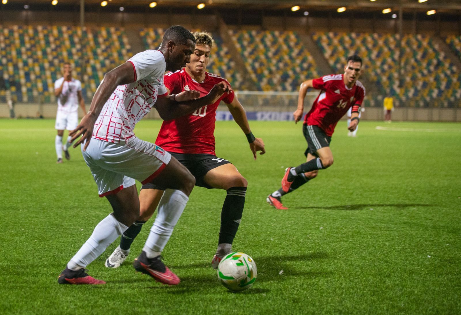 Dorian Jr regateando a un contrario en el partido con Guinea Ecuatorial | CYDL