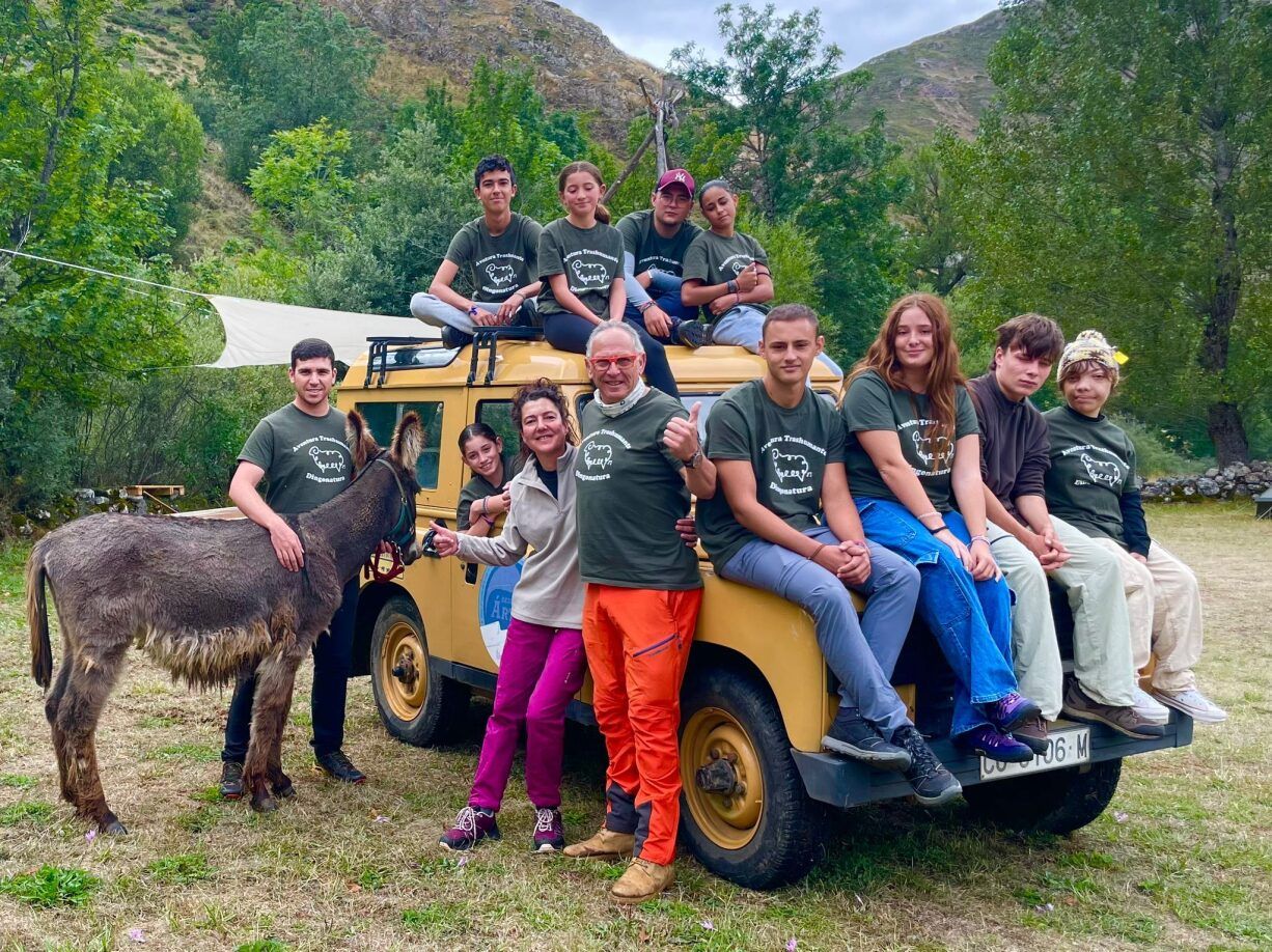 Algunos de los participantes del campamento ‘Aventura Trashumante’, junto a un burro que no quiere fotos. | L.N.C.