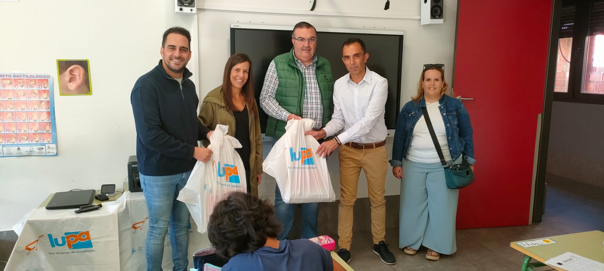 Entrega del material escolar por parte del alcalde, Roberto Aller, al CRA Maestro Emilio Alonso de Sariegos. | L.N.C.