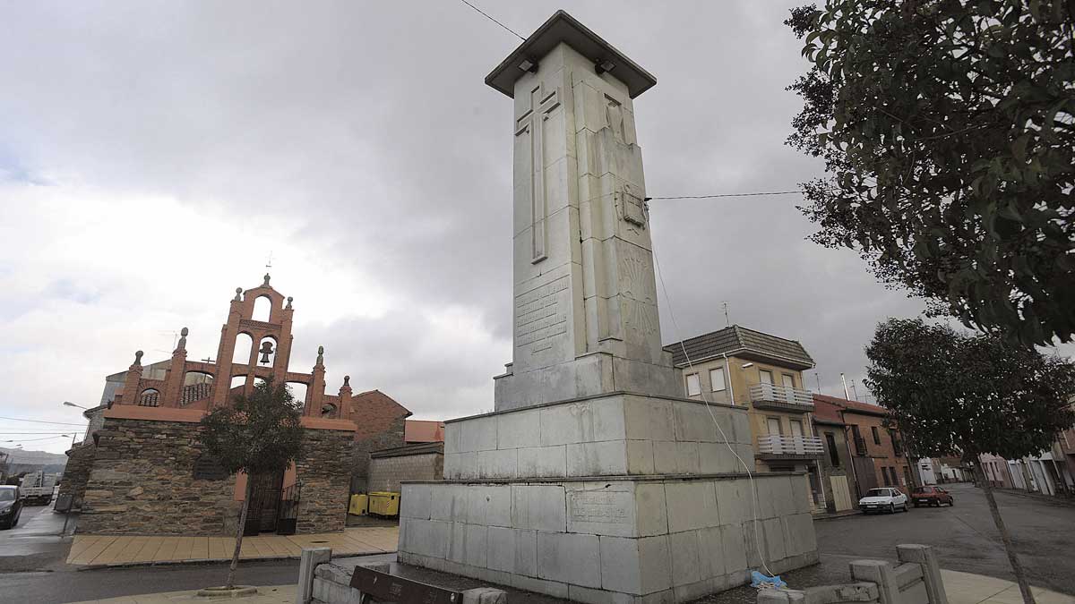 Impresionante monumento a «los gloriosos caídos por Dios y por España»en la plaza de Castrocontrigo. | MAURICIO PEÑA
