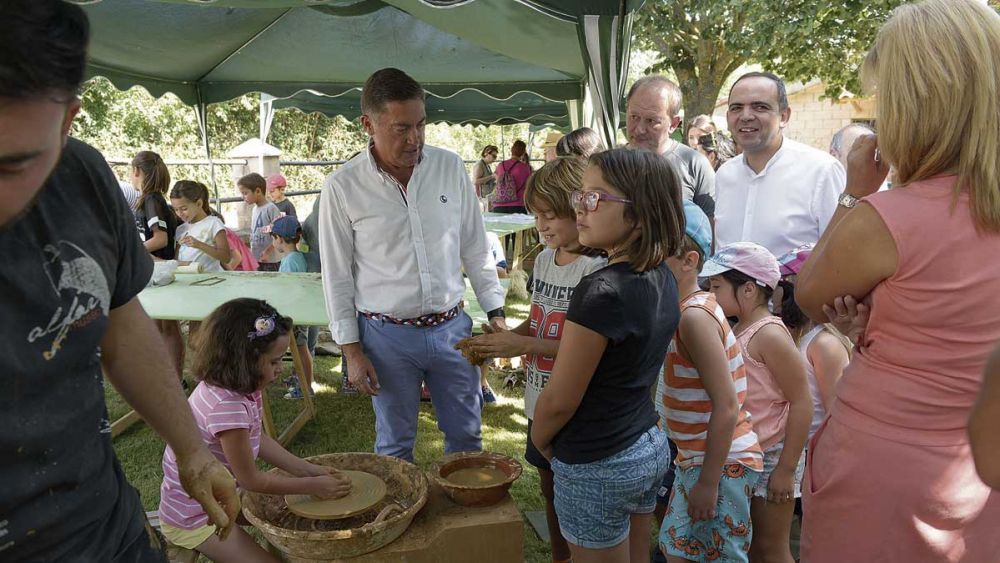 El alcalde de Cuadros, Marcos Martínez, visitando una de las ediciones de la Feria de Artesanía de Lorenzana. | MAURICIO PEÑA