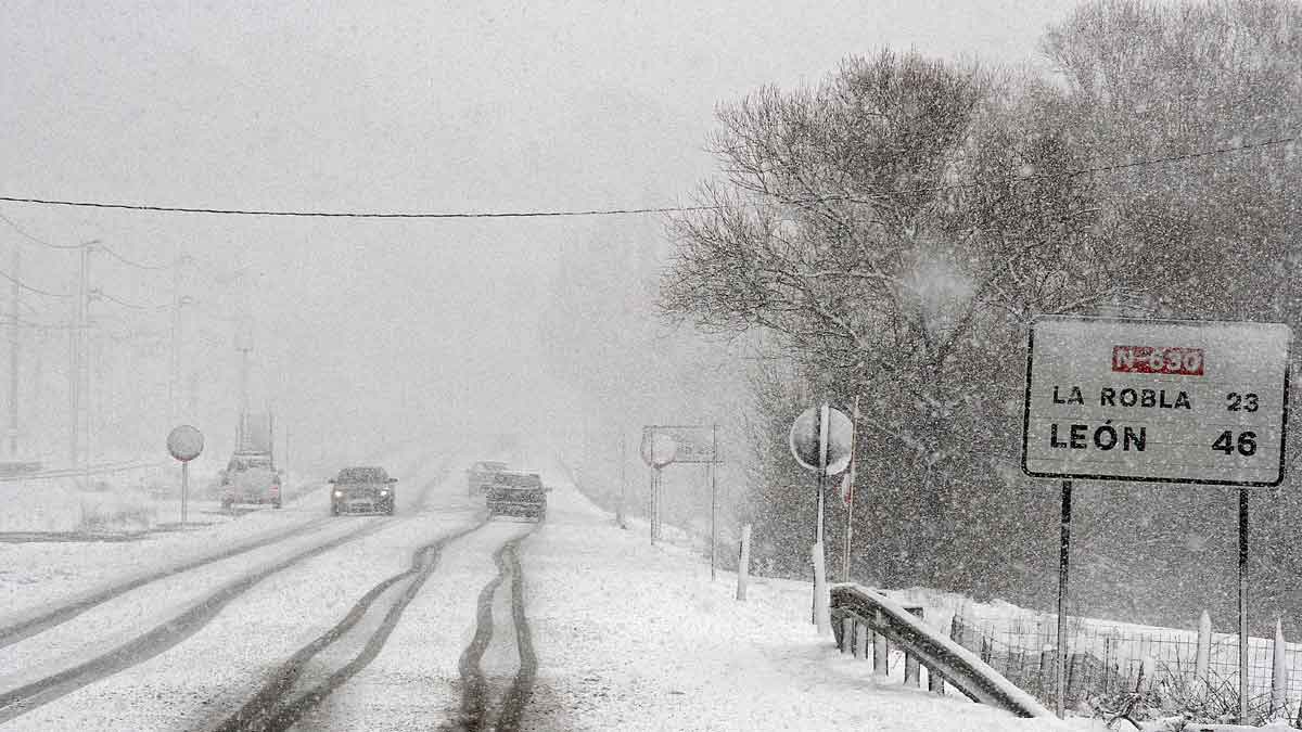 La nieve comienza a acumularse en varios puntos de la red de carreteras de la provincia. | PEIO GARCÍA (ICAL)